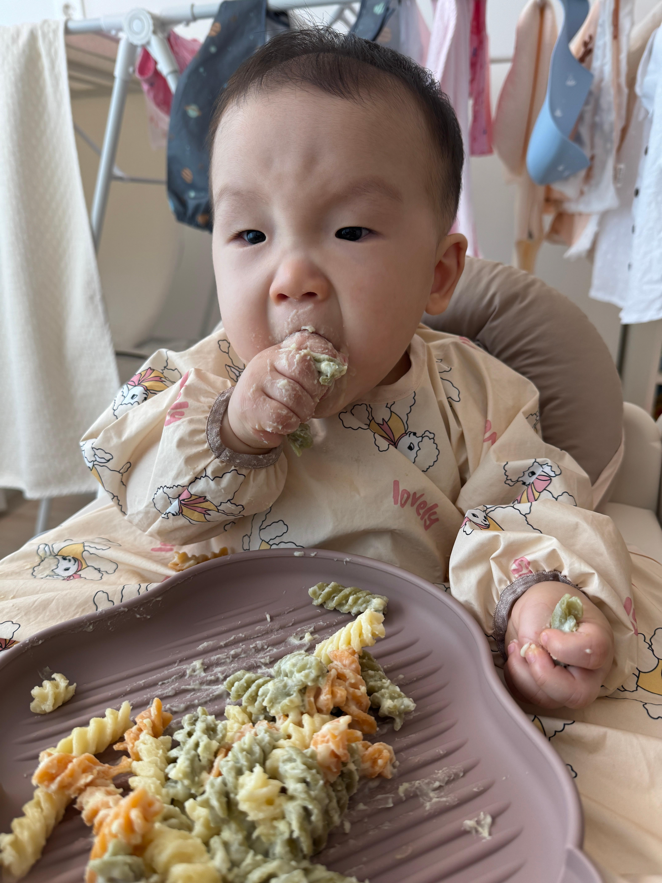 양손에 파스타를 가득 쥐고 냠냠 먹으며 이마에 힘이 들어간 집중형 표정의 찬솔이 정면샷