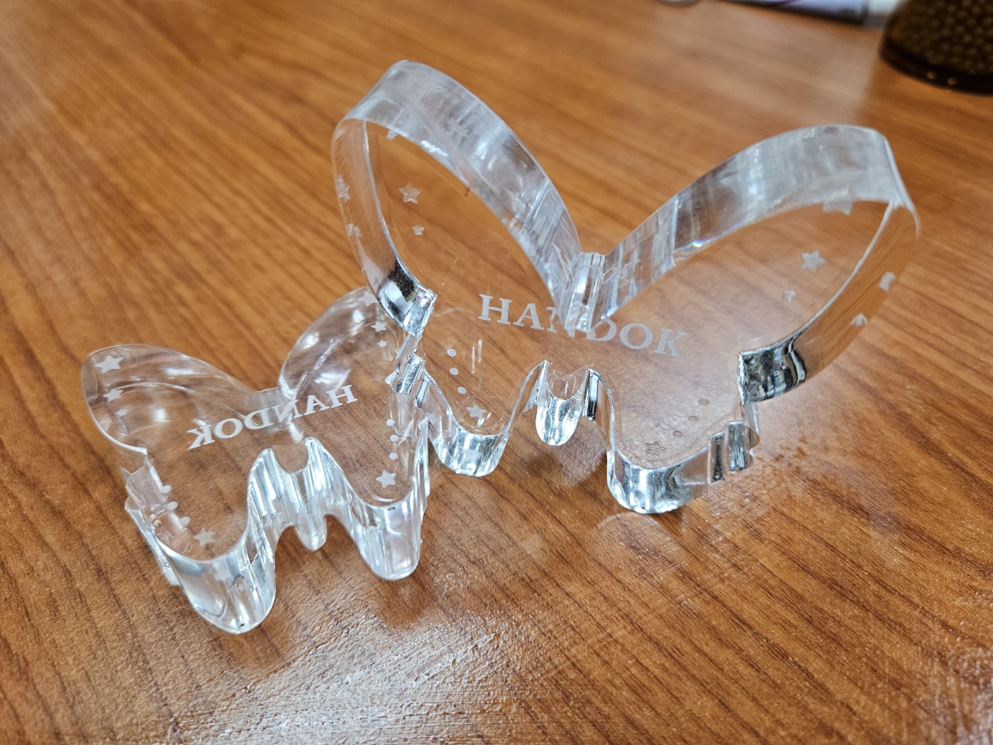 투명아크릴을 레이저조각기로 가공 나비모양으로 커팅 레터링