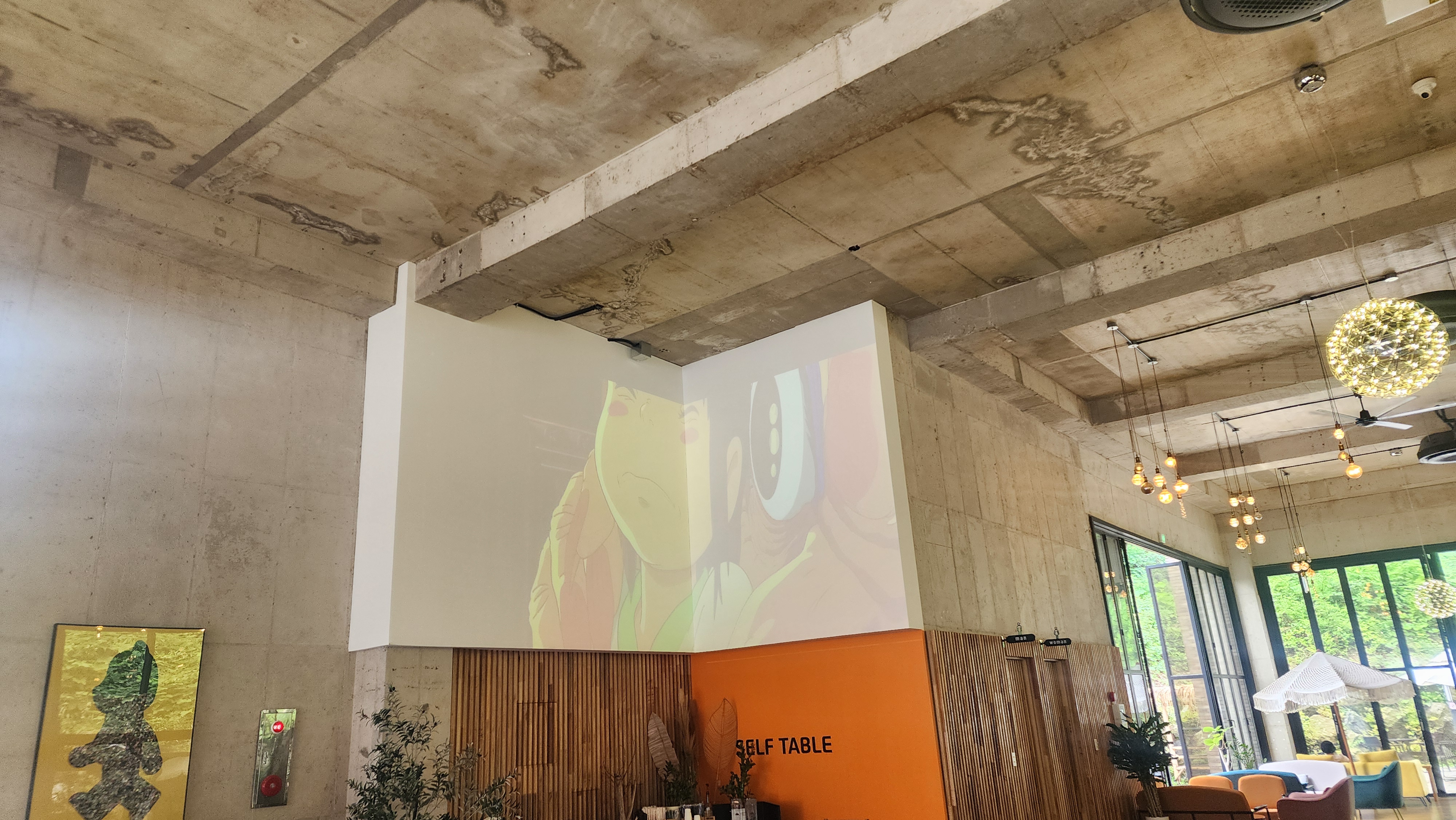 어느카페에 대형스크린 화면