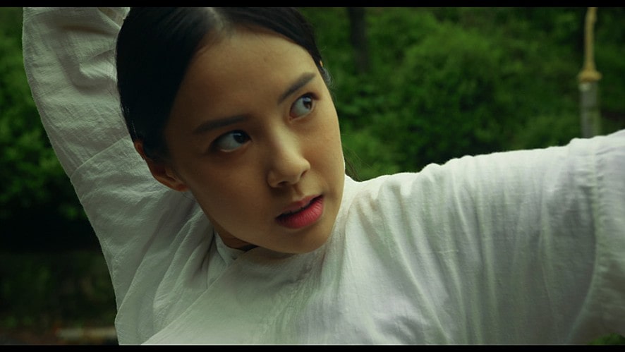 강하게 째려보는 여성의 모습