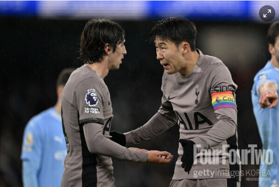  탈트넘 후&amp;#44; 지로나에서 8월 올해의 선수상을 받은 브리안 힐&amp;#44; 토트넘 선수시절 맨시티와의 경기에서 손흥민에게 혼나는 힐 