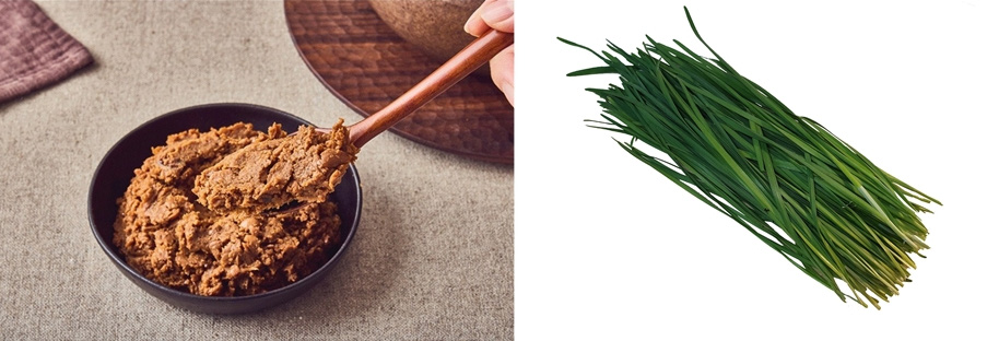 왼쪽 사진은 회색 바닥위의 동그랗고 검은 그릇에 가득 담겨 있는 된장을 나무 숟가락으로 한숟가락 뜨고 있는 사진이고&#44; 오른쪽 사진은 야생에서 채취를 한 부추를 잘 세척하고 손질하여 한무더기를 하얀 바닥 위에 놓고 찍은 사진