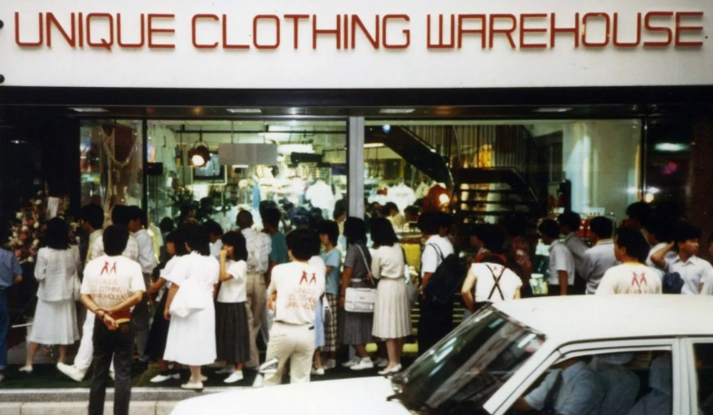 유니클로(Uniqlo)는 1949년 일본 히로시마에서 야나이 히데오(Hideo Yanai)에 의해 설립된 의류 브랜드입니다.