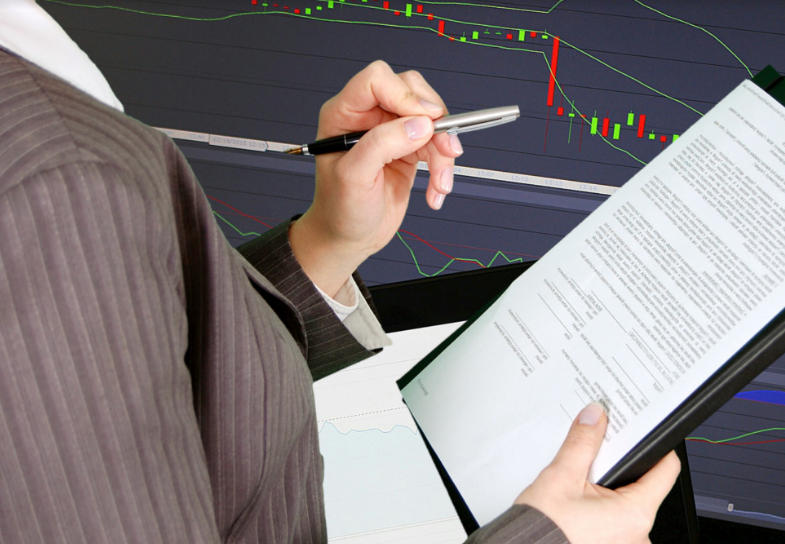 주식 투자를 하기 위해 여러가지 요인을 체크하고 있는 중인 사진