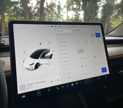 테슬라 모델3의 센터페시아 중앙에는 대형 터치스크린이 위치해있어 모든 기능들을 컨트롤 할 수 있다.
