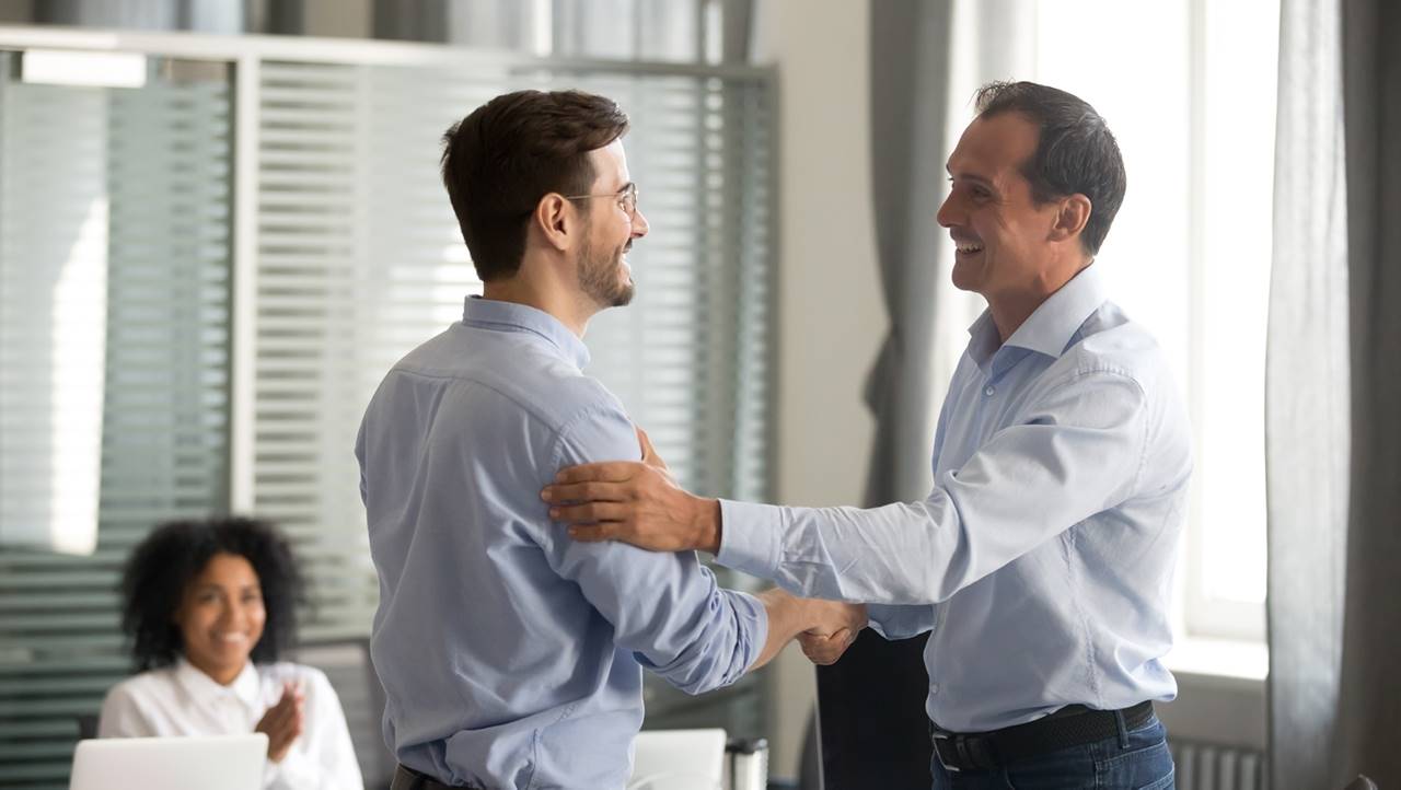 서로-존중하며-악수