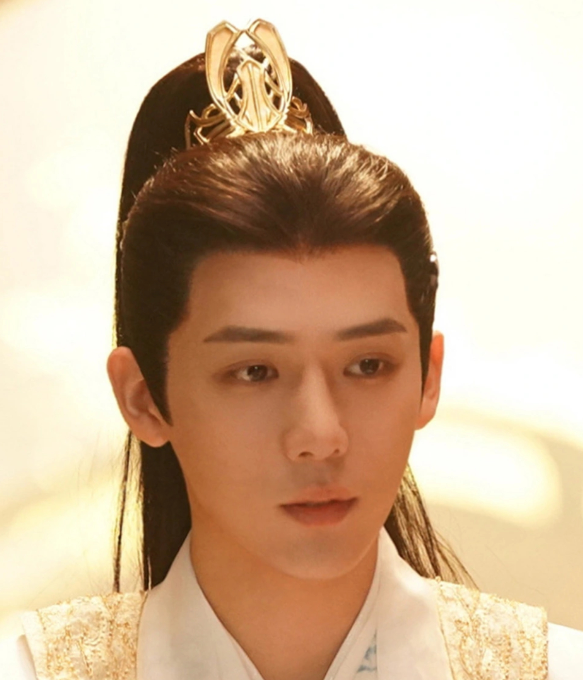 우울한 표정의 왕안우