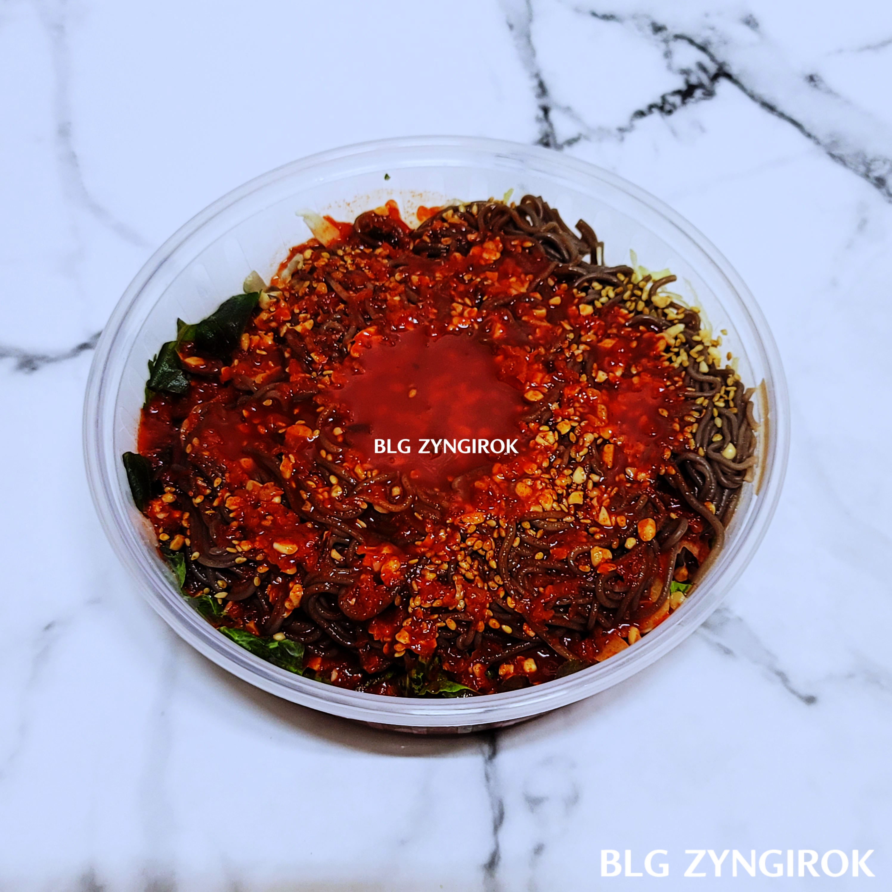 빨간-소스를-부은-막국수-모습이다.