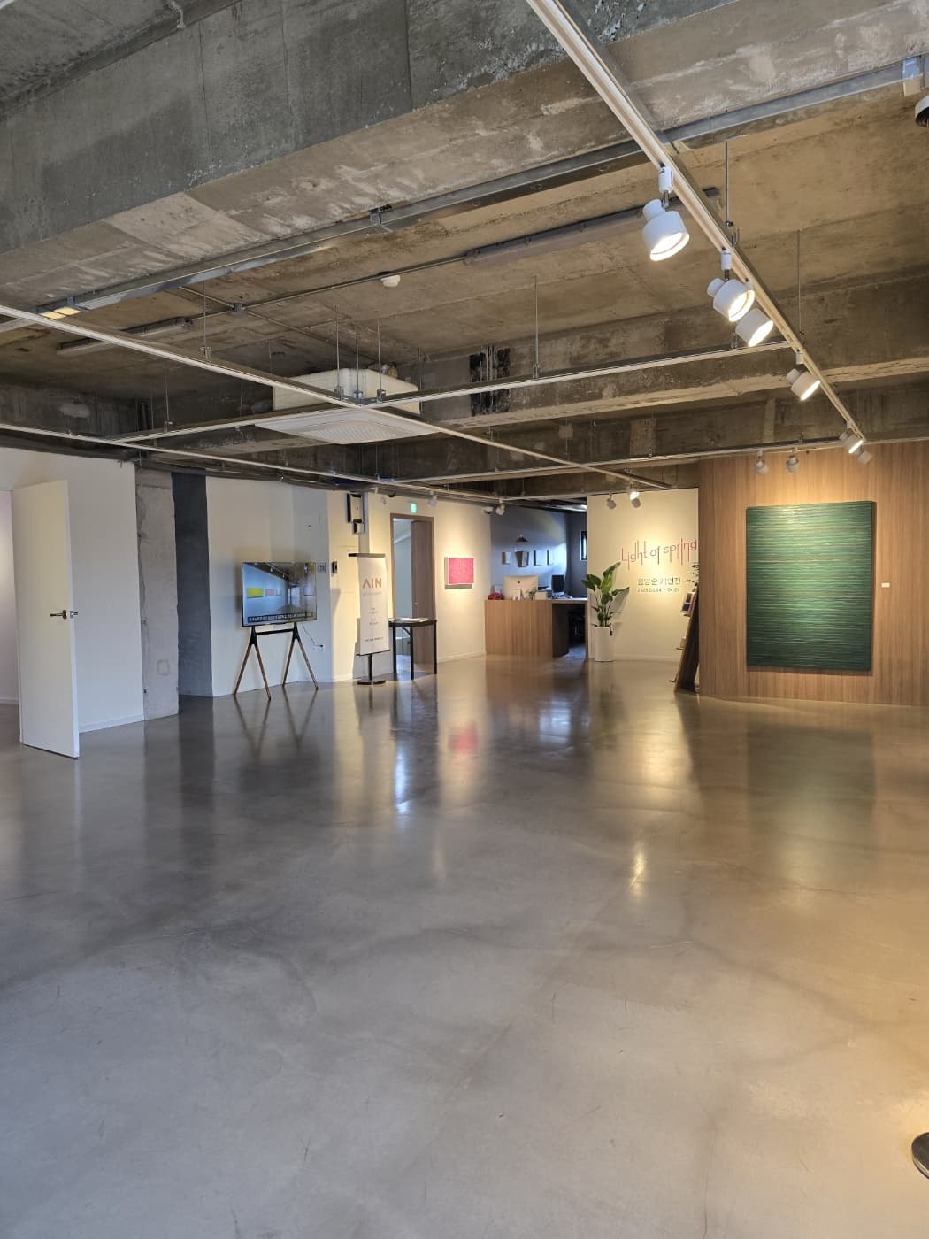 오피먼트 카페 2층 미술관