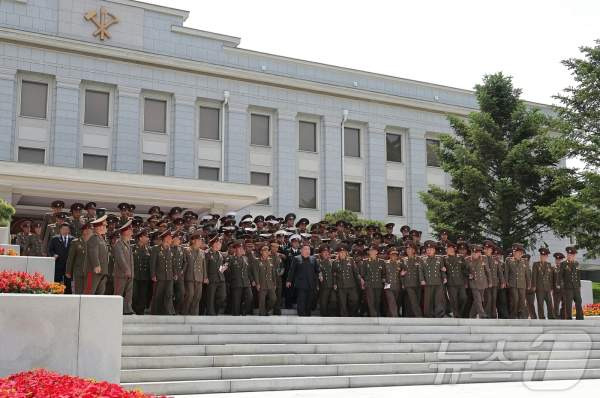 김정은 지휘관 소집과 남부 국경 요새화 선언, 북한의 군사 조직 개편 시나리오 분석