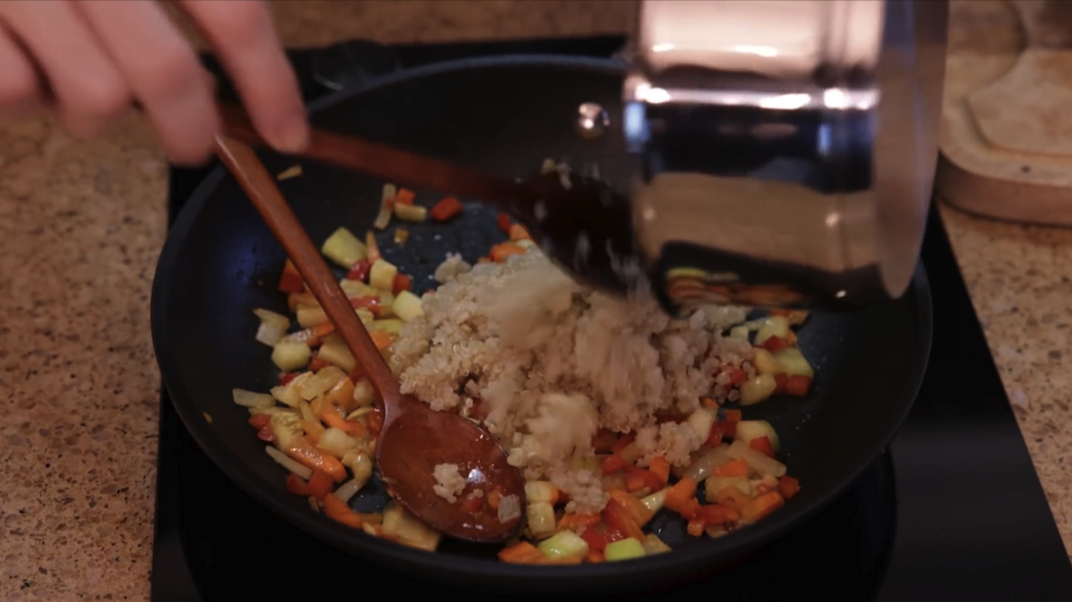 안나 요리하는 모습