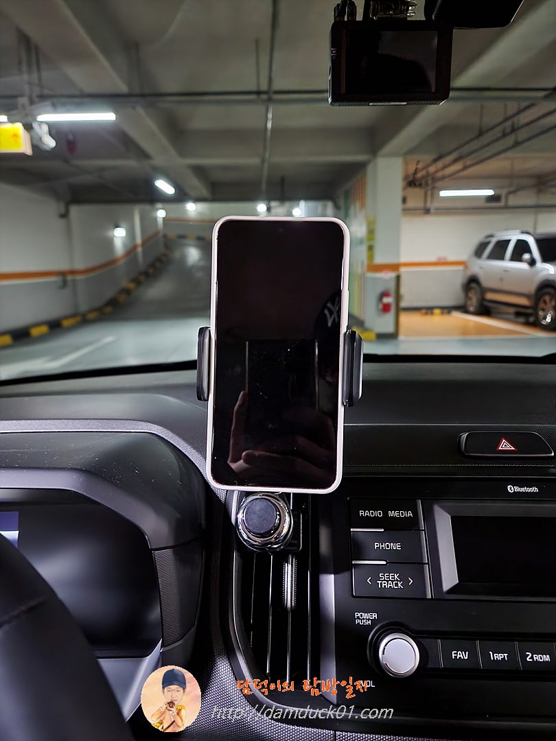 카멜레온360 송풍구형 스마트폰 거치대 블랙 B Type 레이 거치 모습