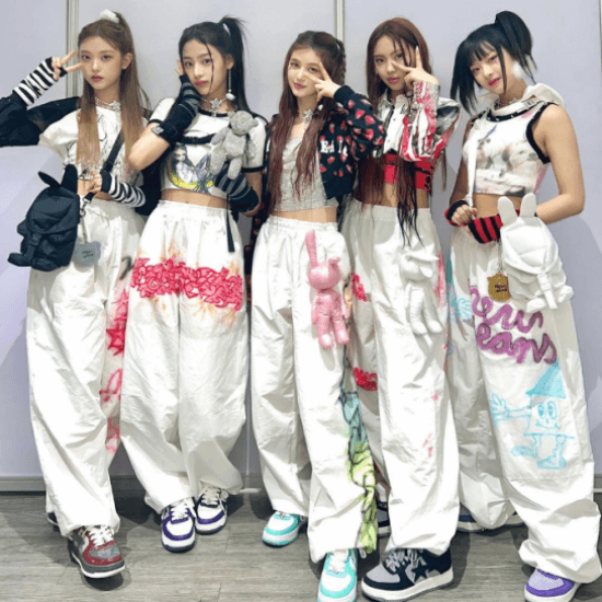뉴진스가 단체 사진을 찍었다