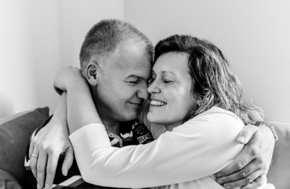 포옹하는 중년의 커플