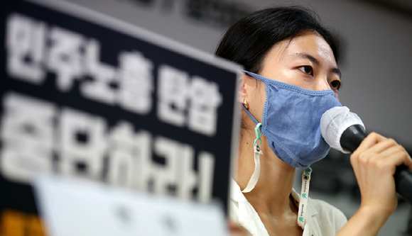 &#39;대마 상습 흡연·소지&#39; 혐의로 재판에 넘겨진 김예원 전 녹색당 공동대표가 징역형의 집행유예를 선고받았다. 사진은 지난 2021년 8월 2일 오전 서울 중구 민주노총에서 열린 &#39;민주노총 탄압중단 요구 진보정당 공동기자회견&#39;에서 발언하고 있는 김예원 당시 녹색당 공동대표. [사진=뉴시스]