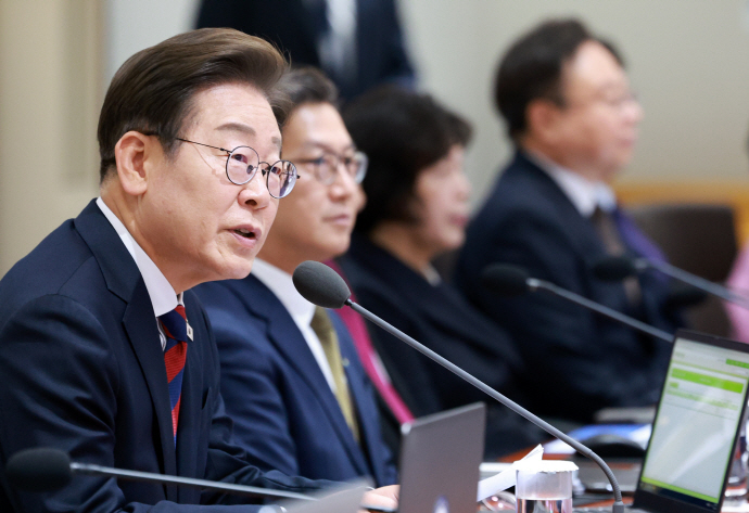 이재명 대통령 첫 국무회의 주재, 국민을 위한 정책 마련