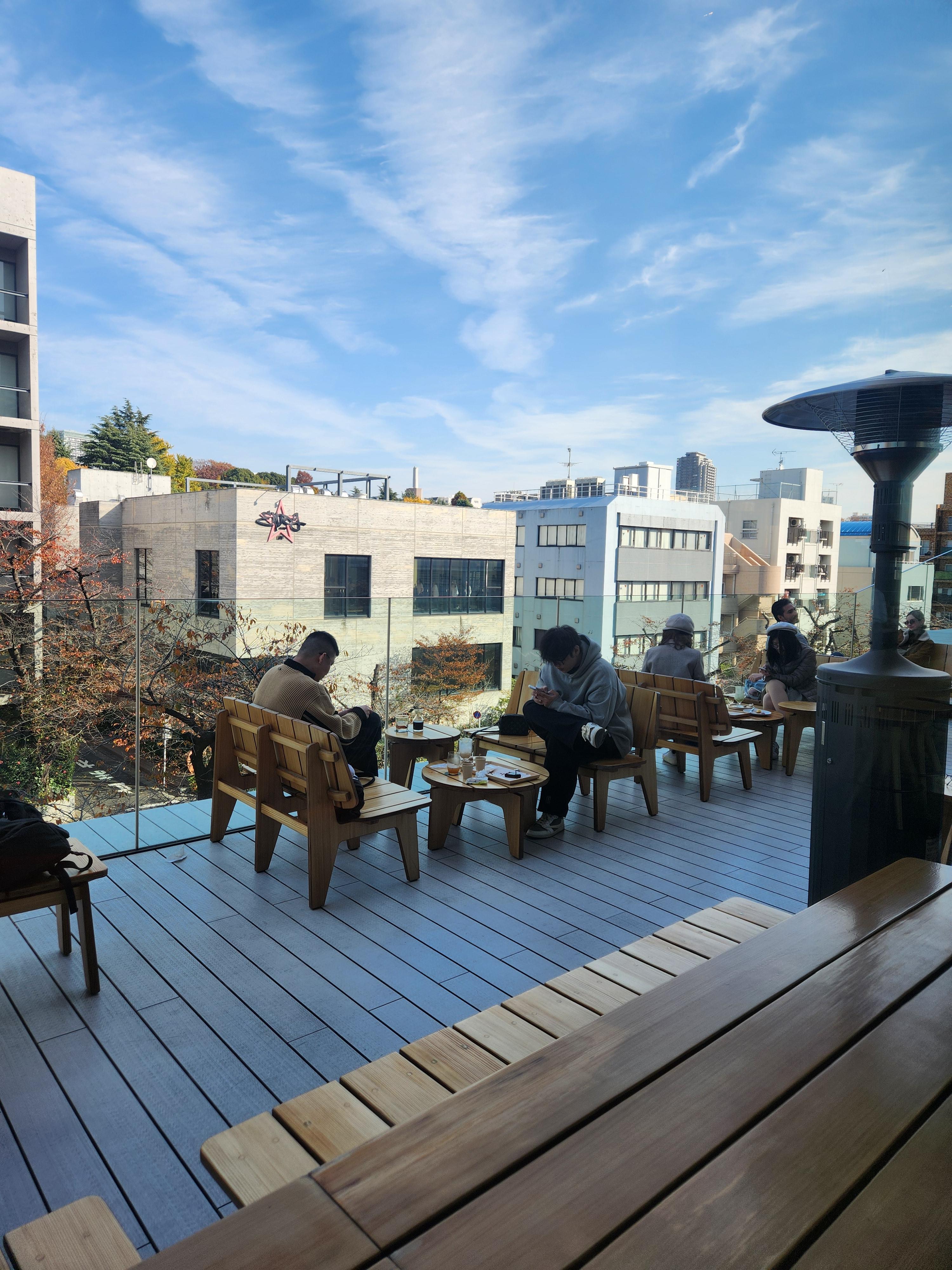 스타벅스 리저브 로스터리 도쿄 테라스 좌석, 나카메구로 강변 풍경과 함께하는 여유로운 커피 타임