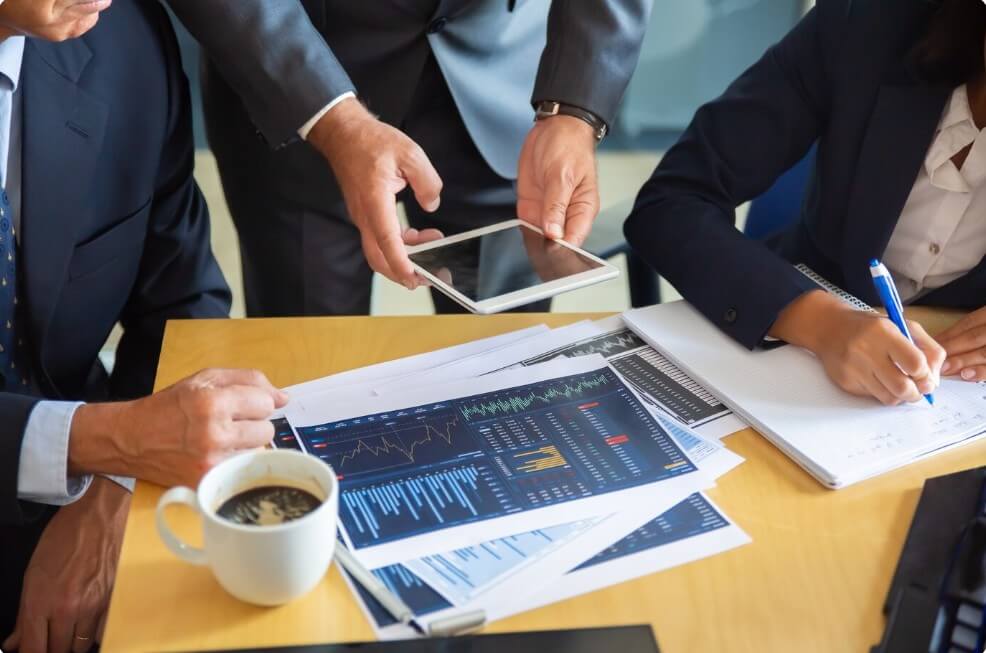 사무실에서 회의 중인 모습