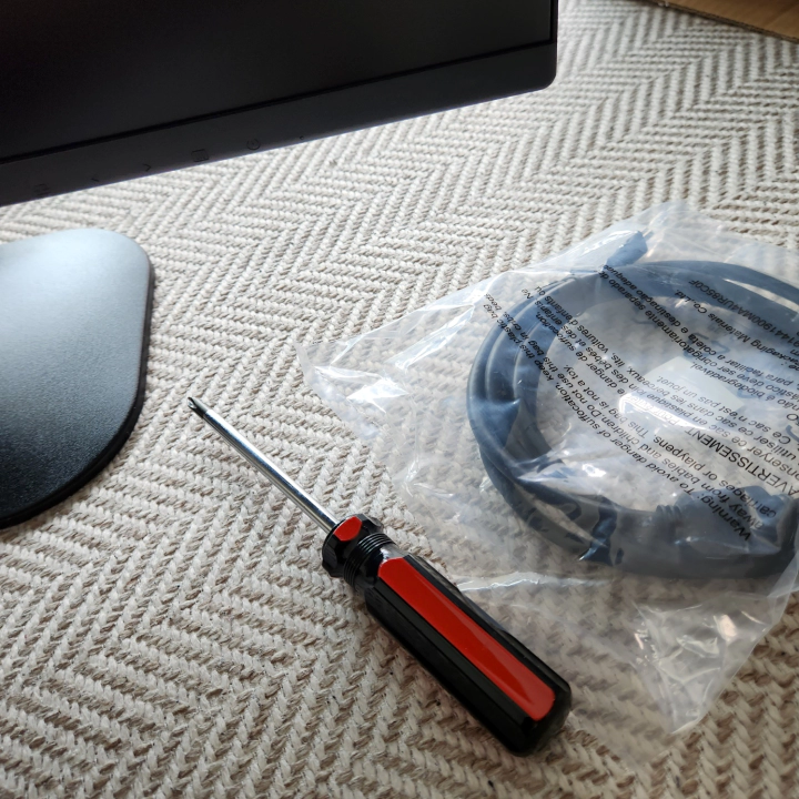 알파스캔 27인치 AOC 모니터 조립. 드라이버가 필요 없다.