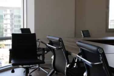 팬데믹으로 자리가 빈 사무실