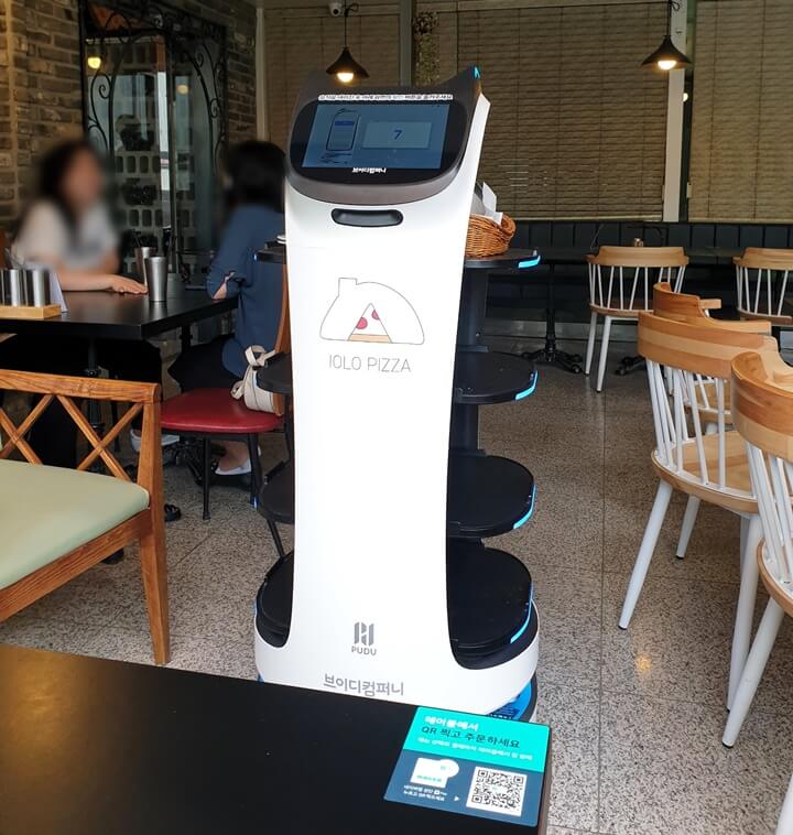 이올로화덕피자-로봇이-식전빵을-서빙하고-있다