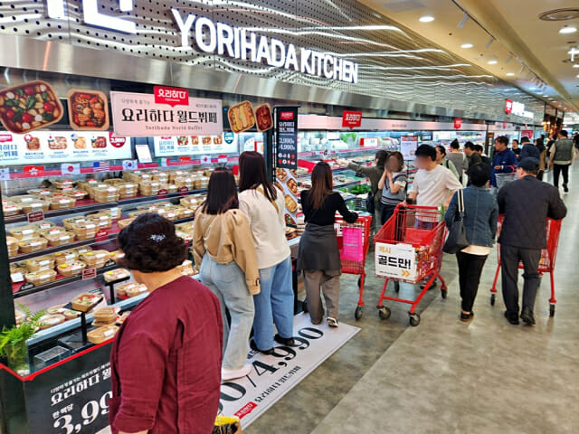 롯데마트 제타플렉스 서울역점 즉석 조리 매장 전경.