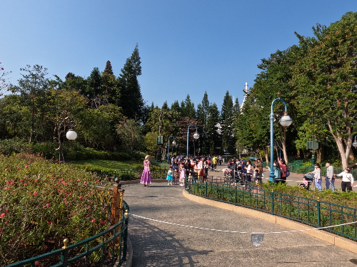 홍콩 디즈니랜드에서 어린이들이 공주님과 함께 사진을 찍으려고 줄 서 있는 모습