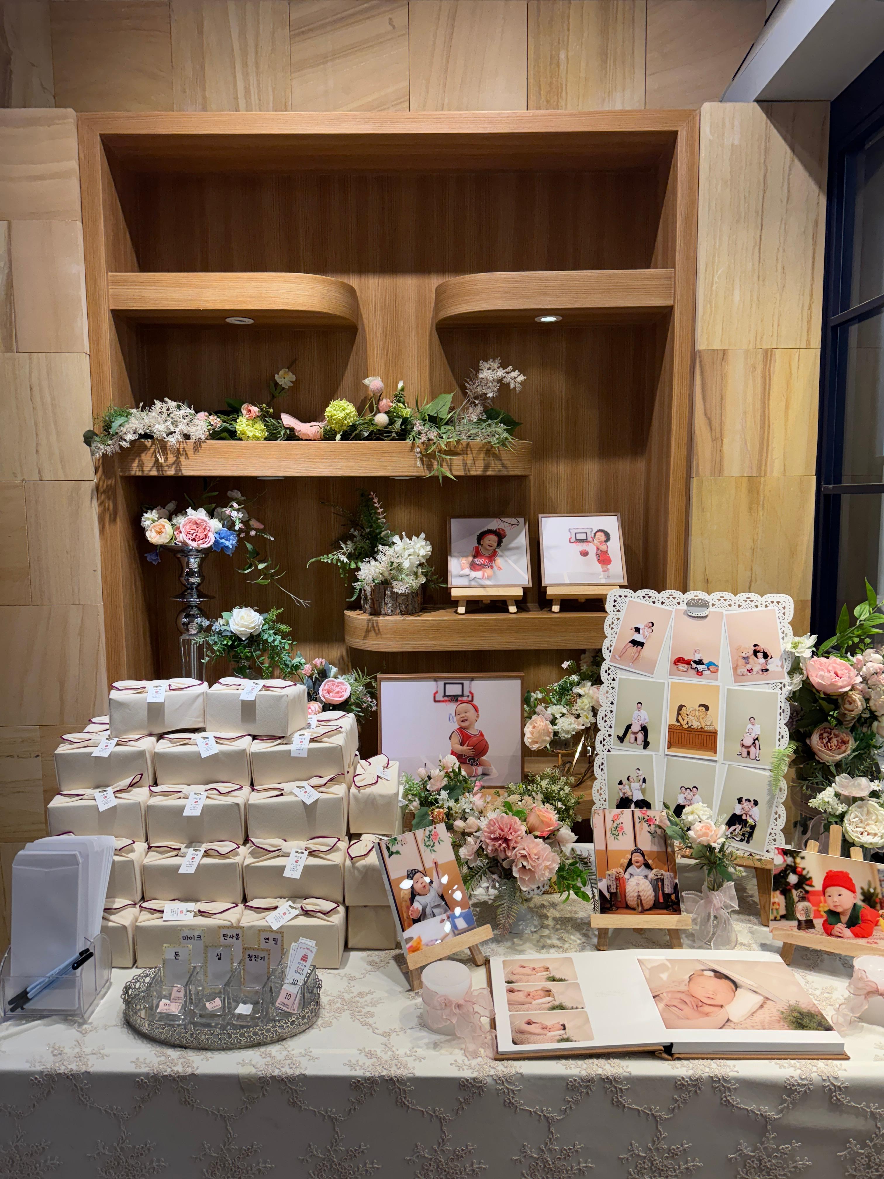돌잔치 행사장 입구 테이블 사진