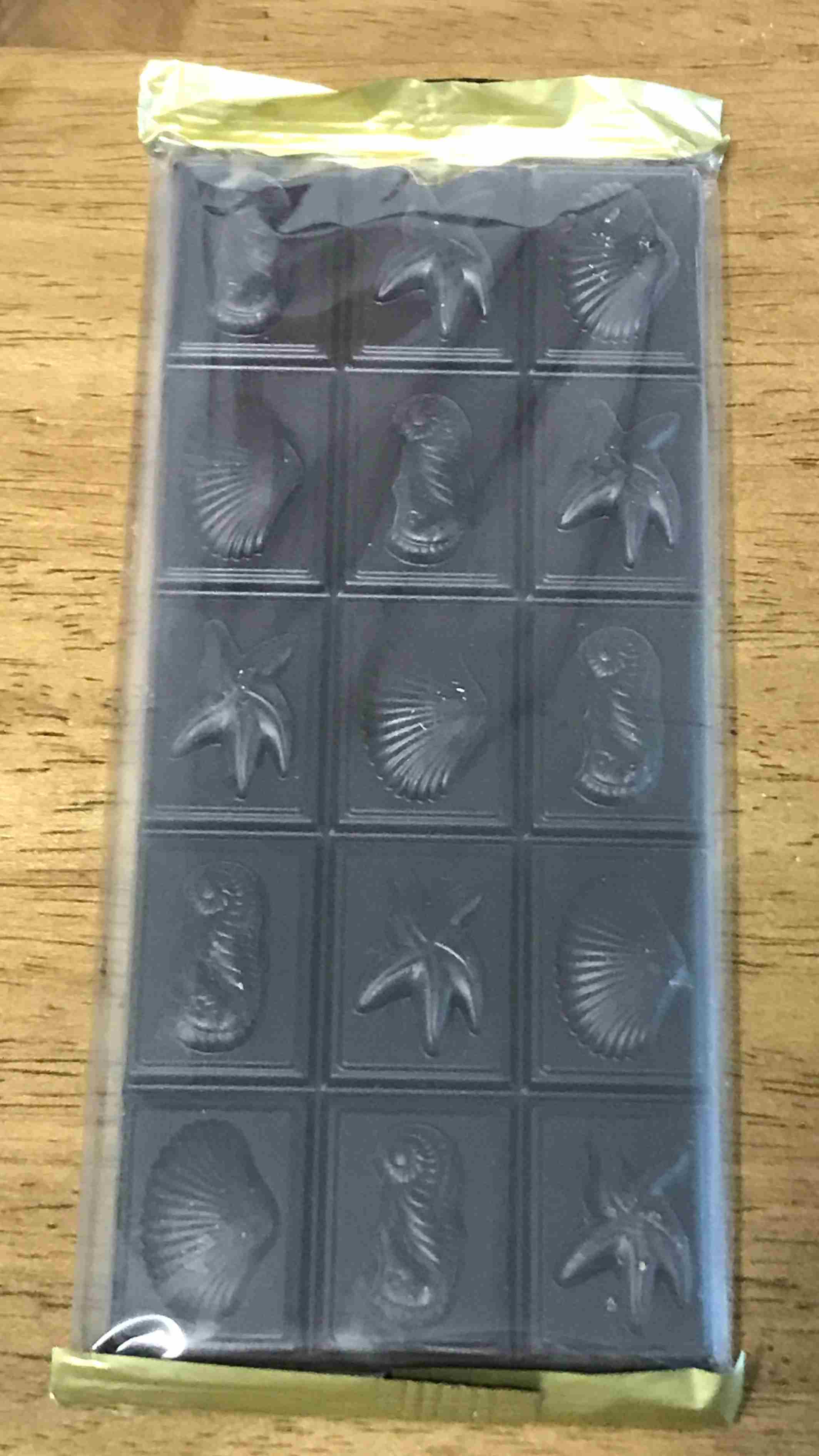 박스를 열면 비닐봉지에 들어있는 초콜릿이 있습니다.