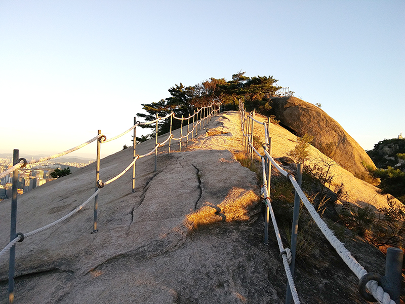 햇살이 아름다운 인왕산(Inwangsan Mountain)
