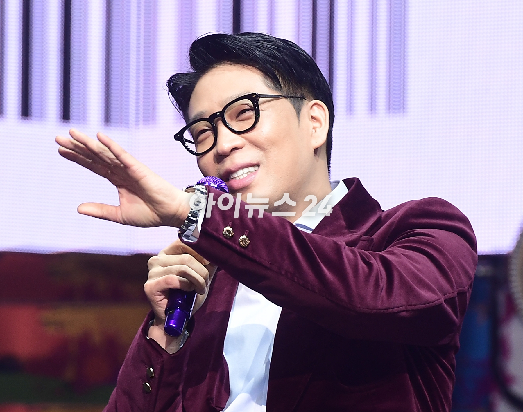 가수 MC몽이 정규앨범 '채널8(CHANNEL8) 발매 기념 미디어 음감회에서 포토타임을 갖고 있다. [사진=정소희기자]