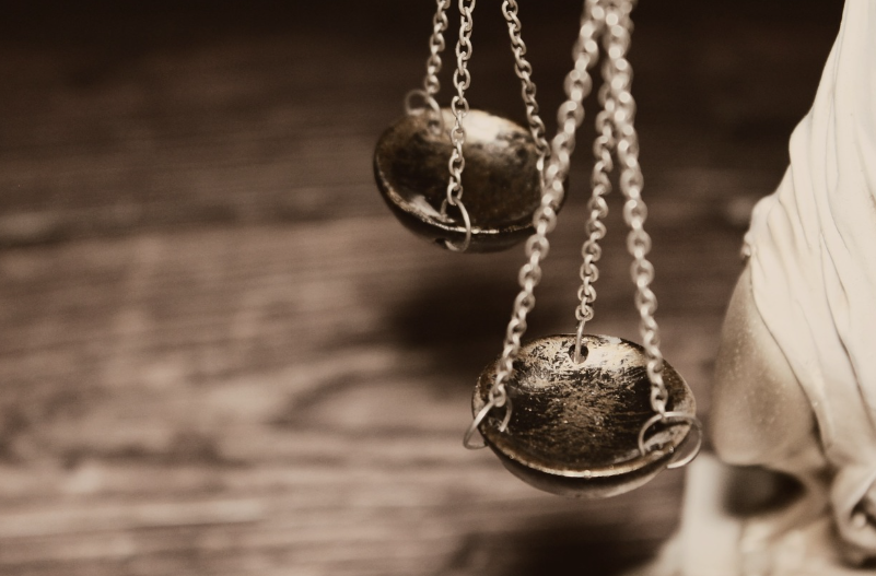 저울(고정과 변동을 의미) 사진