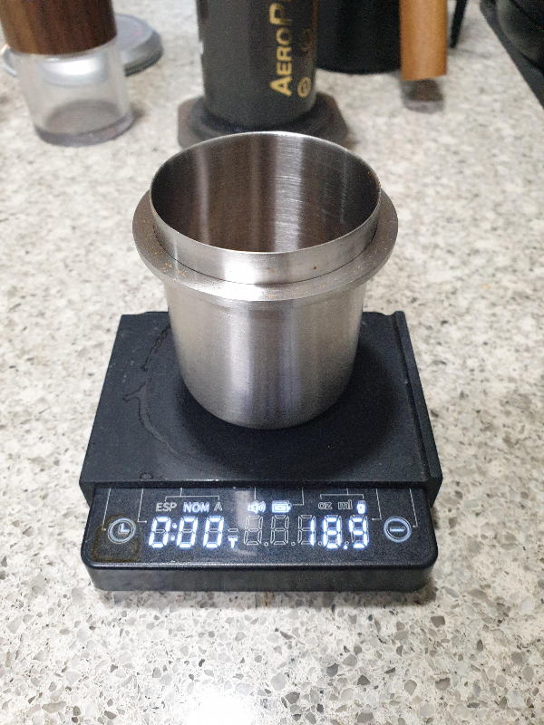 분쇄 전 원두 18.9g이 저울에 올려져 있다.