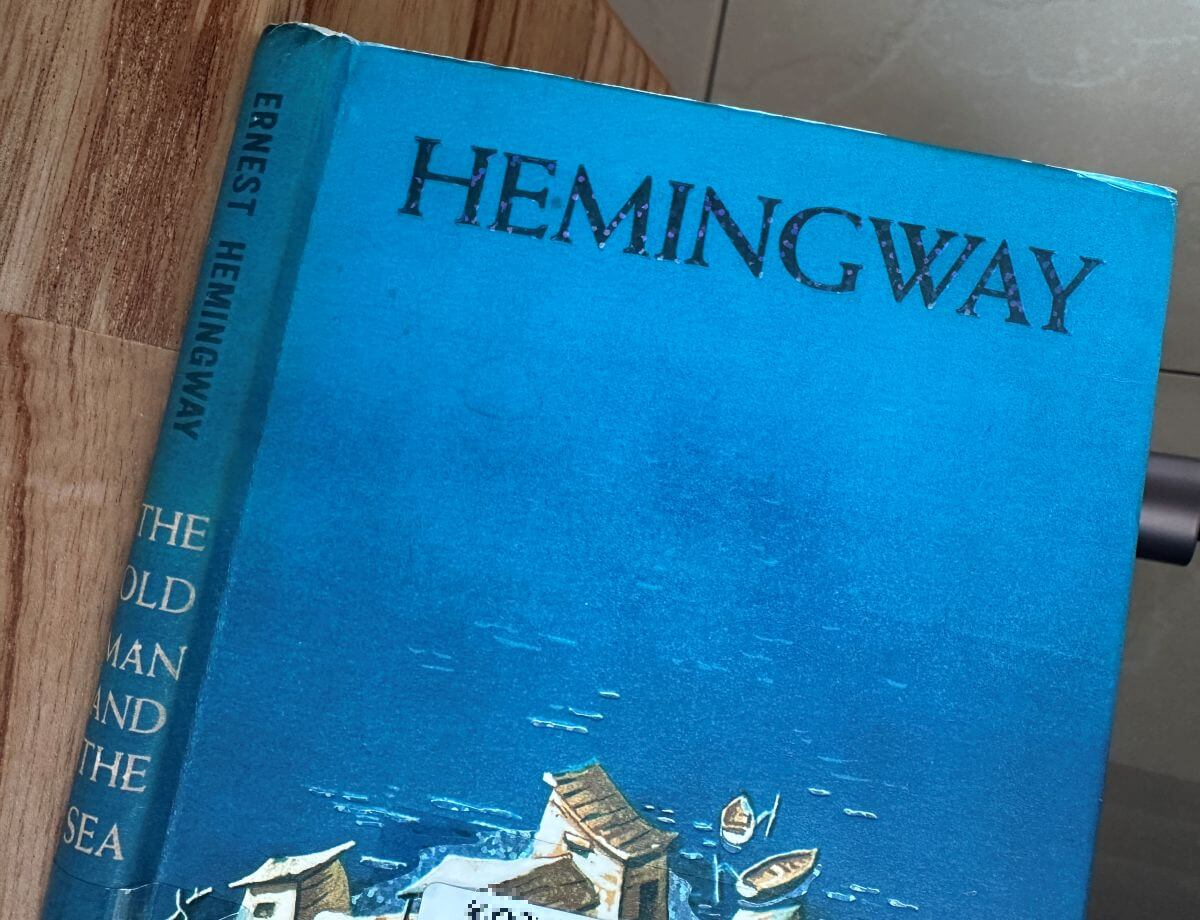 노인과-바다-푸른-바다가-있는-책표지