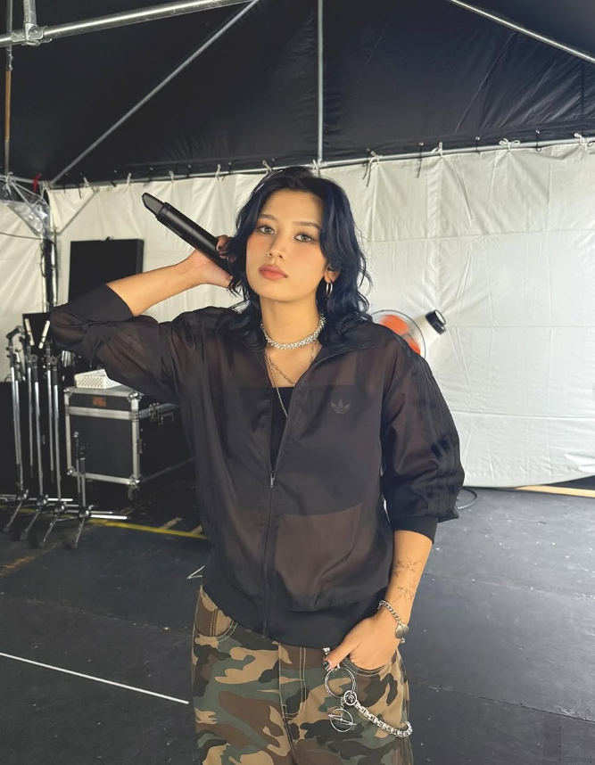 Leina 恋に落ちるのは簡単で