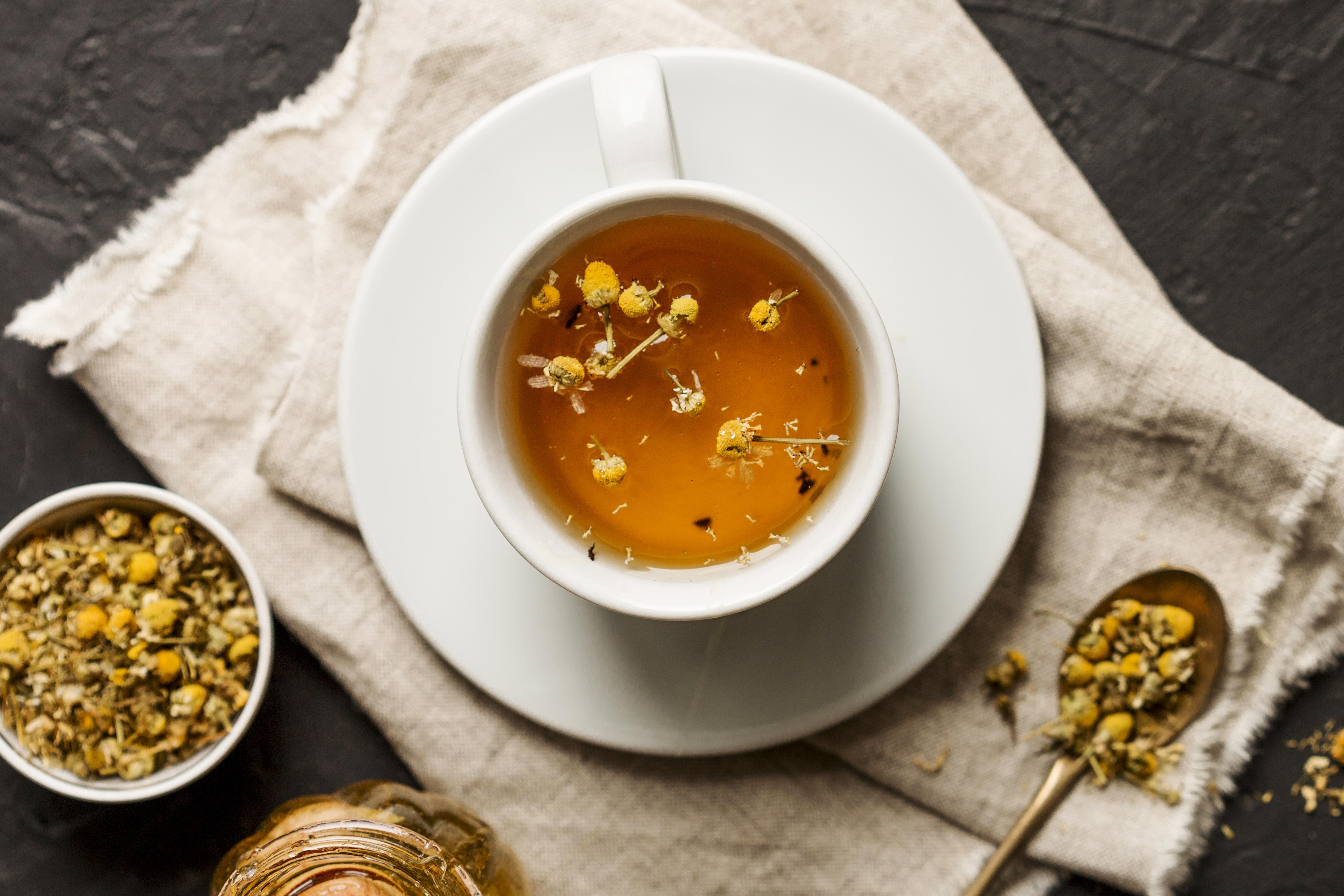 중앙에 사기로 만든 찻잔에 감국을 넣고 달인 감국차를 두었고, 왼쪽에는 동그란 그릇에 감국을 가득 담아 두었고, 올ㄴ쪽에는 숟가락에 감국을 가득 담아 두고, 위에서 찍은 사진