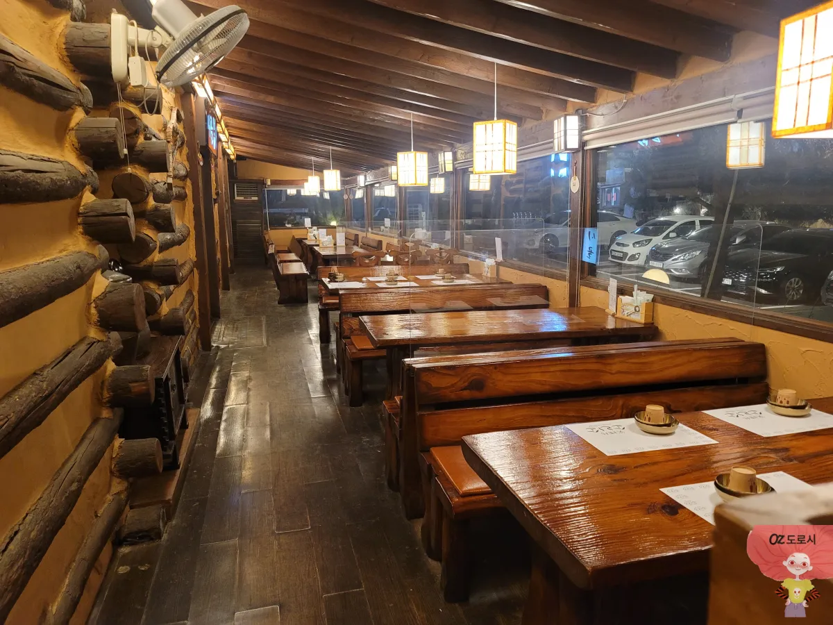 경기-남양주시-소리소빌리지-전라도식-시골밥상-정리된-창가테이블들