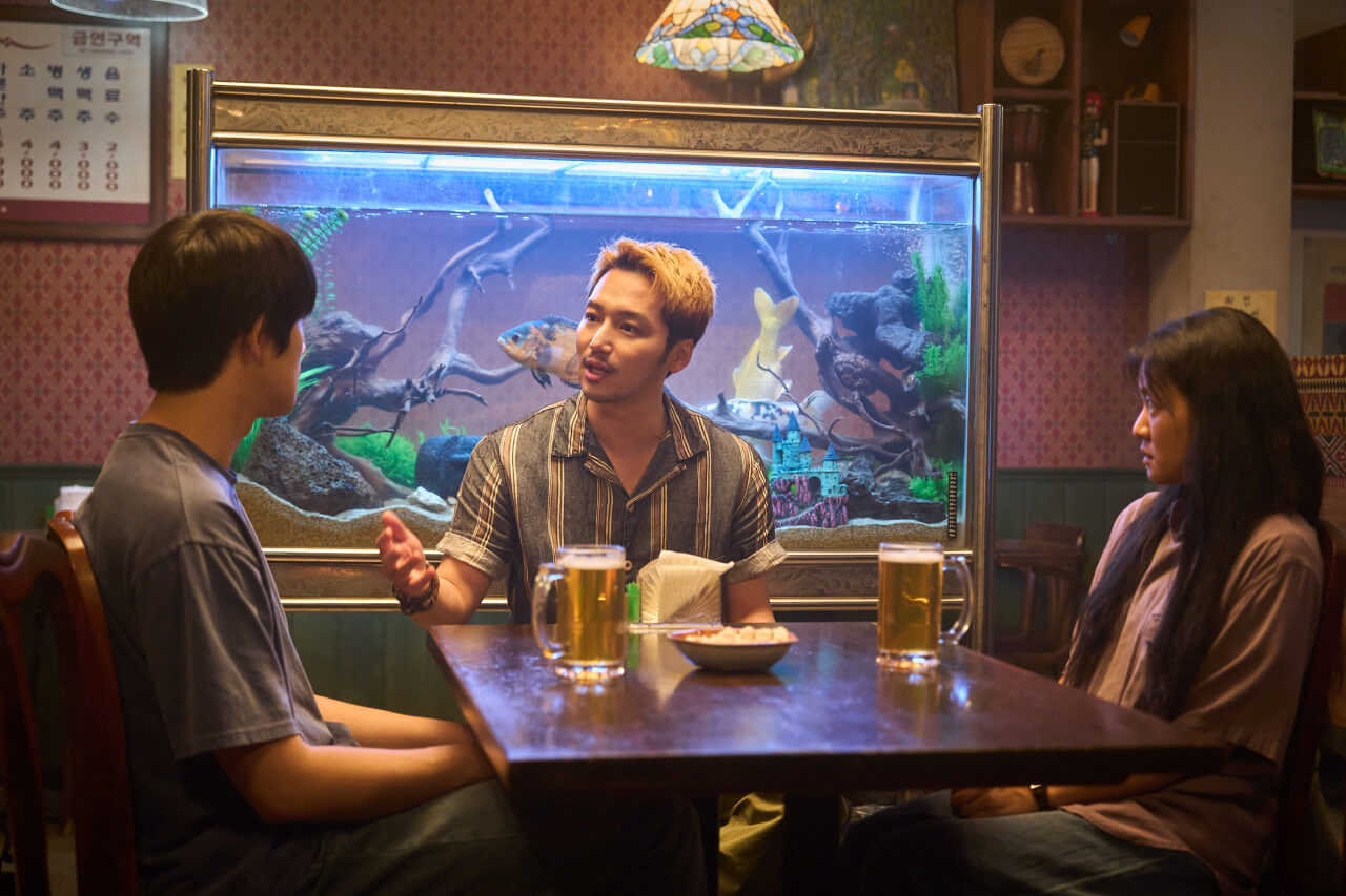 영화 파반느 호프집에서 맥주를 시켜놓고 이야기 나누는 요한 경록 그리고 미정