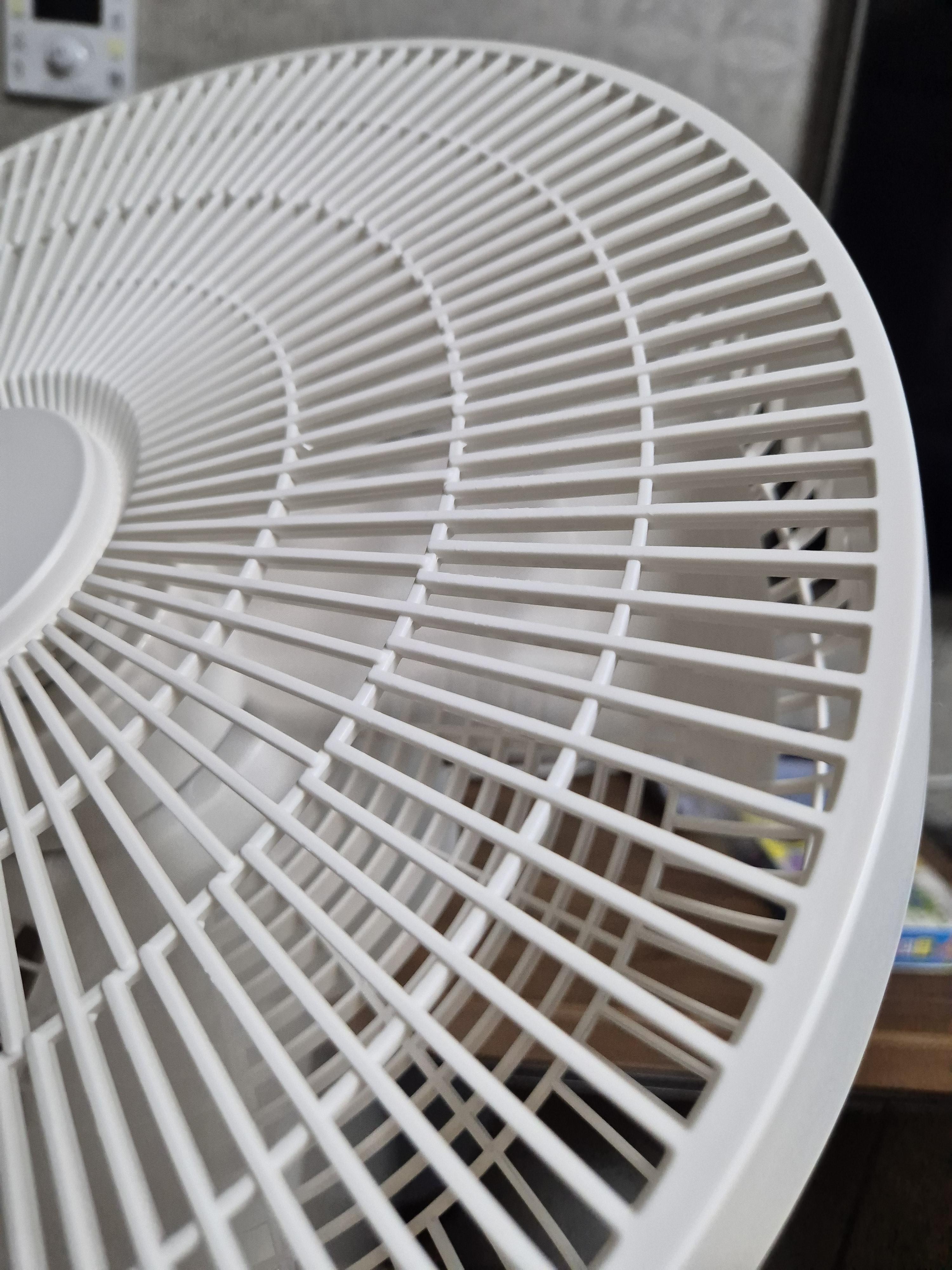 선풍기망 플라스틱 사출품질이 조금 거친 부분이 보임