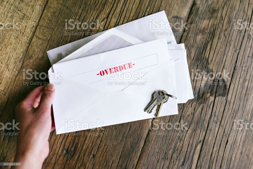 독촉문서를 보고 있는 사진