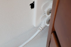 쥐가 콘센트 옆 벽지에 구멍을 내어 놓은 사진