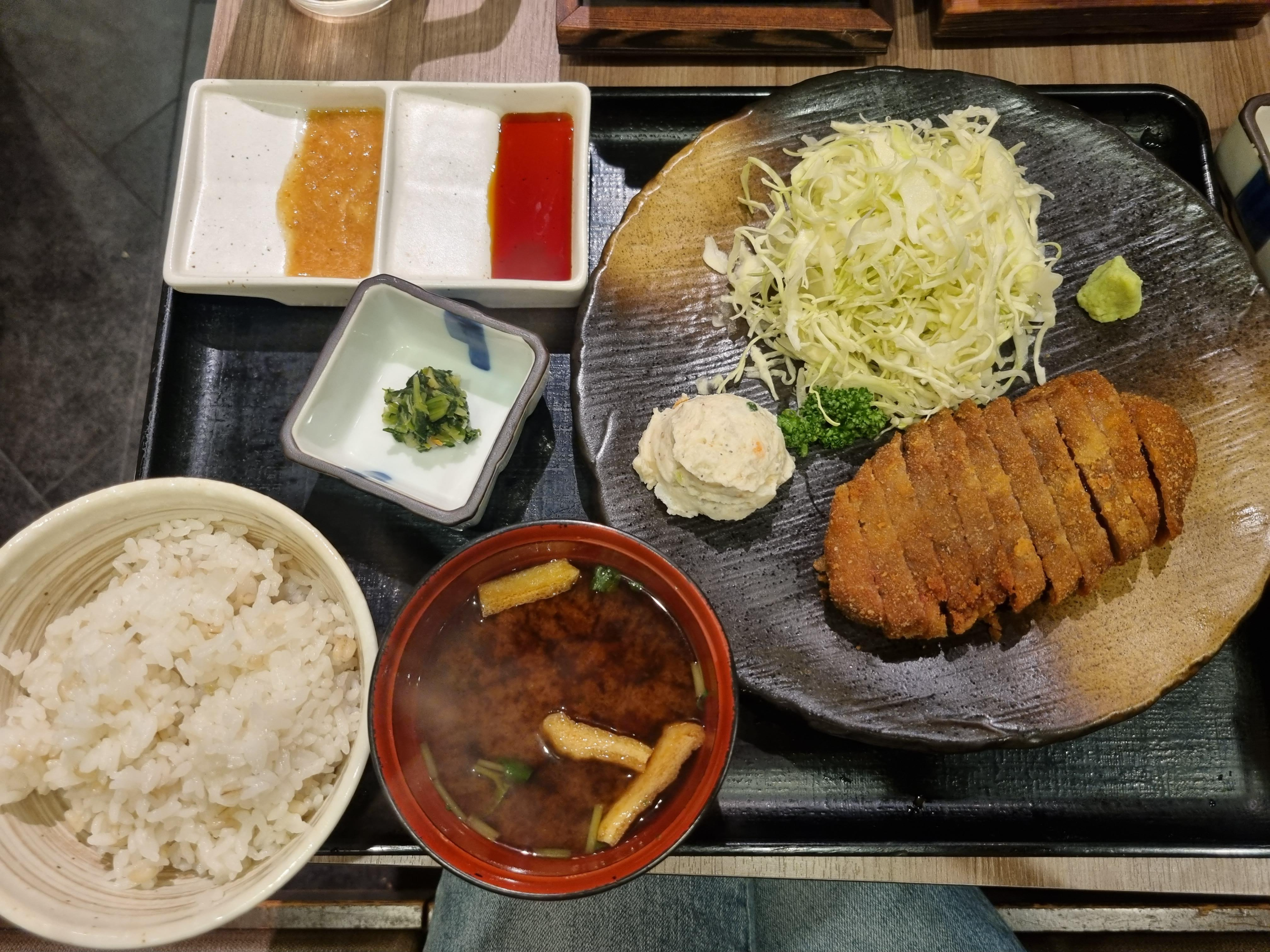 모토무라 규카츠 음식