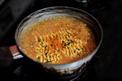 라면 끓이는 모습
