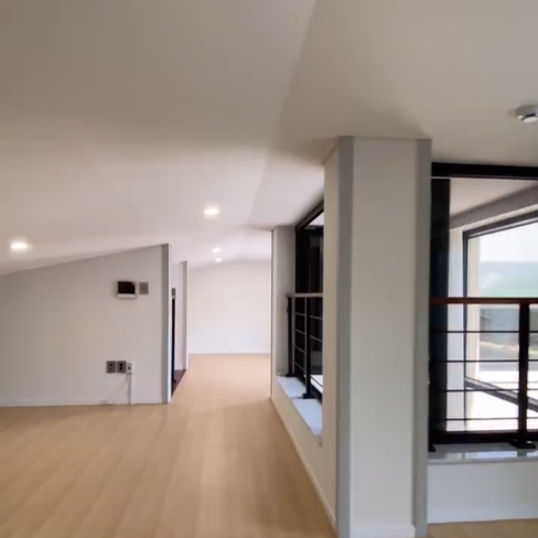 다락방 한쪽 벽면이 유리창으로 되어 있어 햇살이 잘 들어 온다.