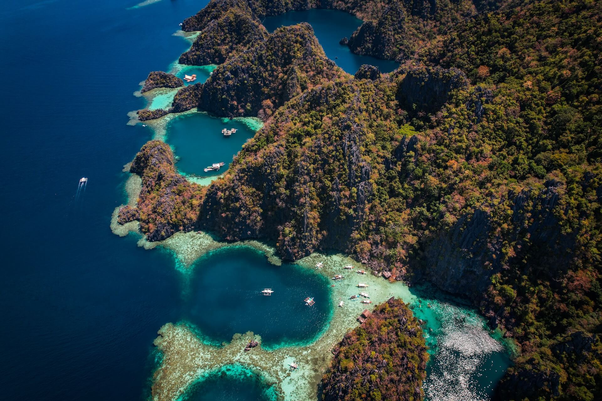하늘에서 바라 본 필리핀 해안의 모습
