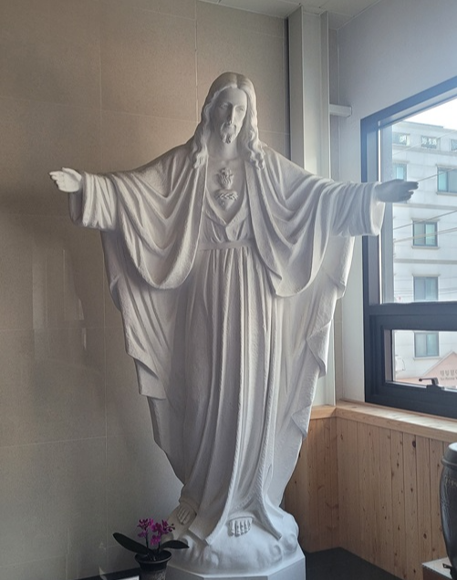 사진은 서울 사당동성당 안에 있는 예수성심상입니다.