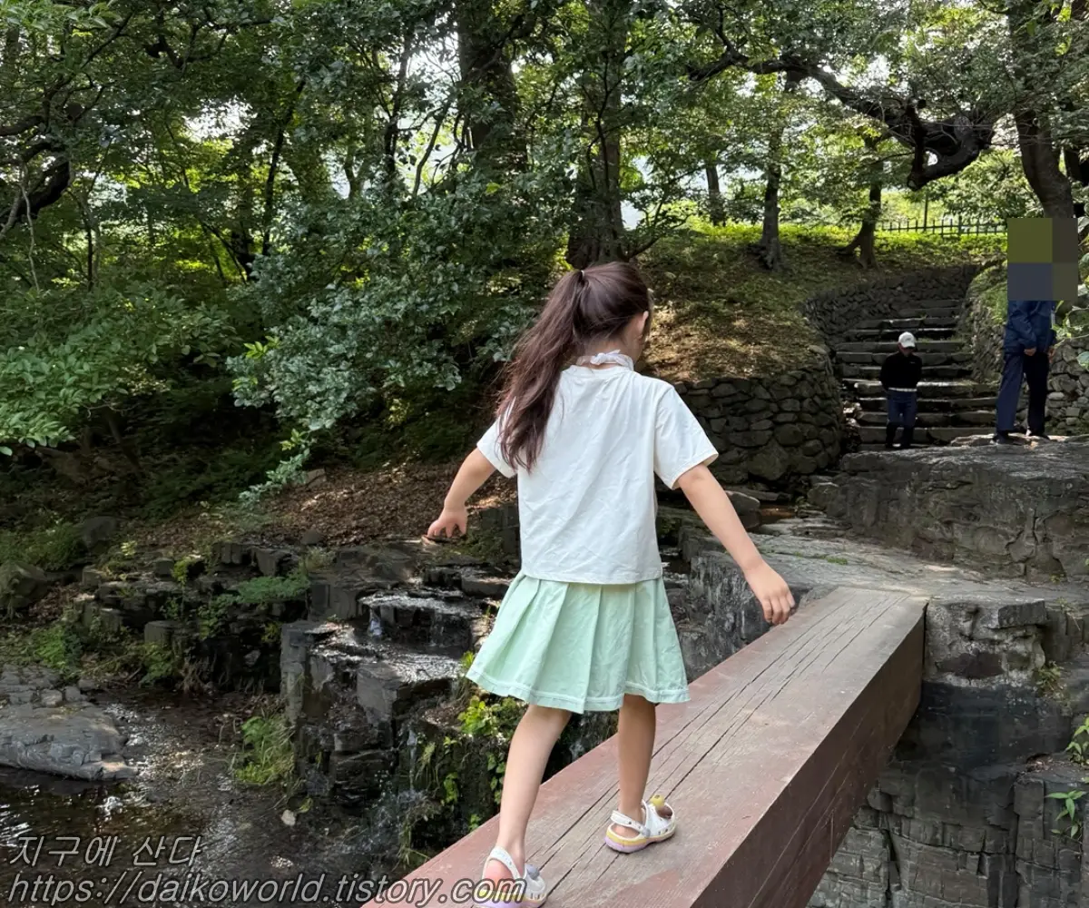 경주-옥산서원-옥산천-외나무다리-건너는-아이