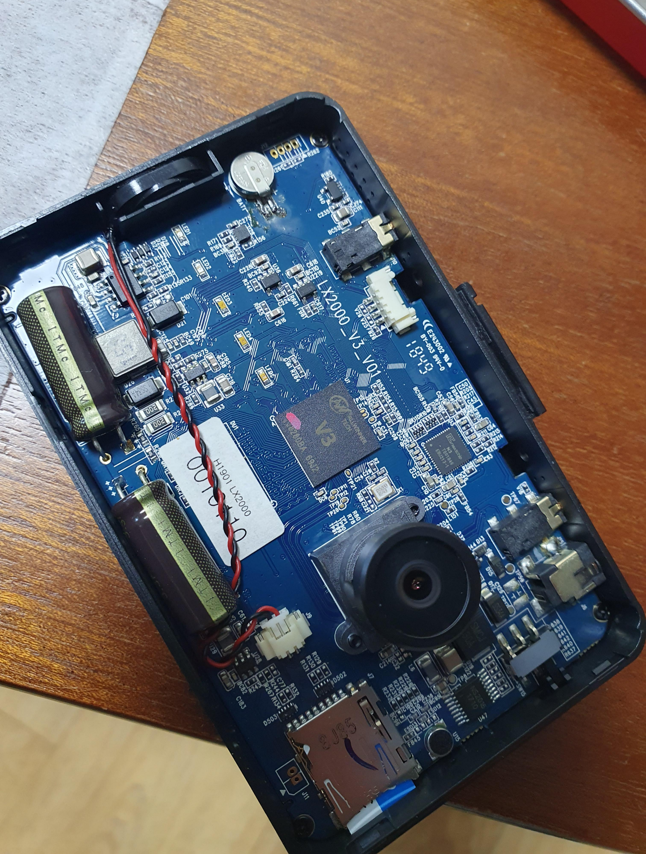 파인뷰 LX2000 블랙박스 내부 사진