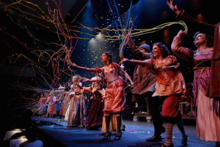 실험적인 뮤지컬 무대 (이미지 : 픽사베이. 무료 상업적 이용가능) * 출처 : https://pixabay.com/ko/photos/%EC%8B%9C%EC%B9%B4%EA%B3%A0-%EC%9D%BC%EB%A6%AC%EB%85%B8%EC%9D%B4-94510/