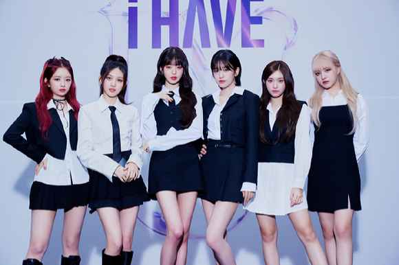 그룹 아이브(안유진 가을 레이 장원영 리즈 이서)가 서울 송파구 잠실실내체육관에서 &#39;아이브 첫 번째 월드 투어 &#39;쇼 왓 아이 해브&#39;(IVE THE 1ST WORLD TOUR &#39;SHOW WHAT I HAVE&#39;) 개최 기념 기자간담회에서 포토타임을 갖고 있다. [사진=스타쉽엔터테인먼트]
